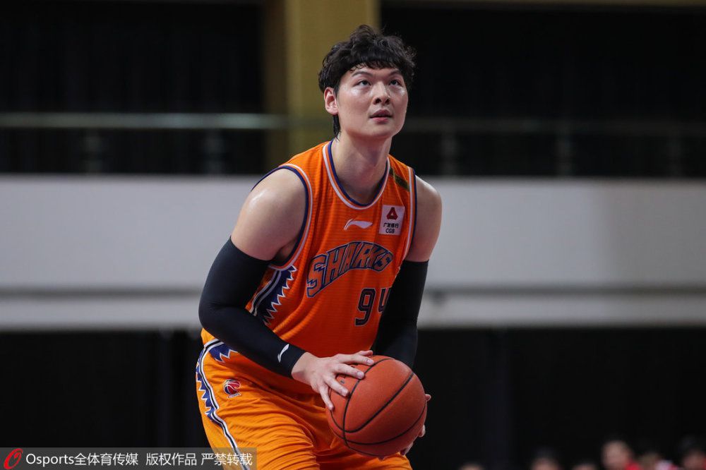 于是朱迪·福斯特继任，并不惜推掉了担任戛纳电影节的评委会主席一职《战栗空间》内容简介梅格·阿特曼不久前刚和丈夫离了婚，为了摆脱婚姻失败的阴影，她带着小女儿搬进纽约市区内的一所大屋子居住。